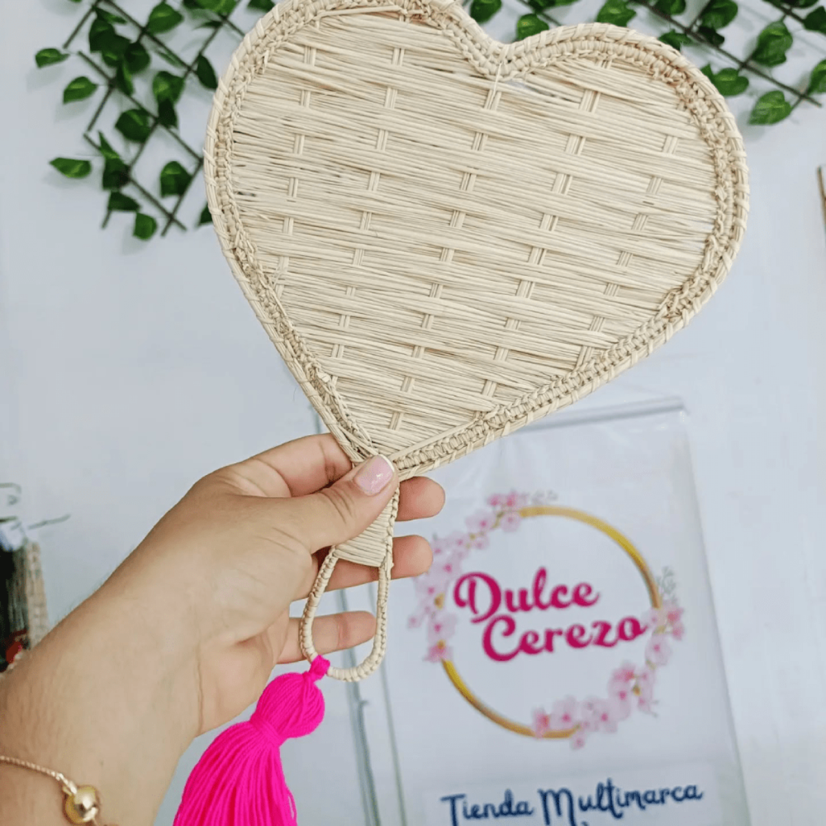 Abanico con borla rosa elaborado en palma de iraca con forma de corazón color beige