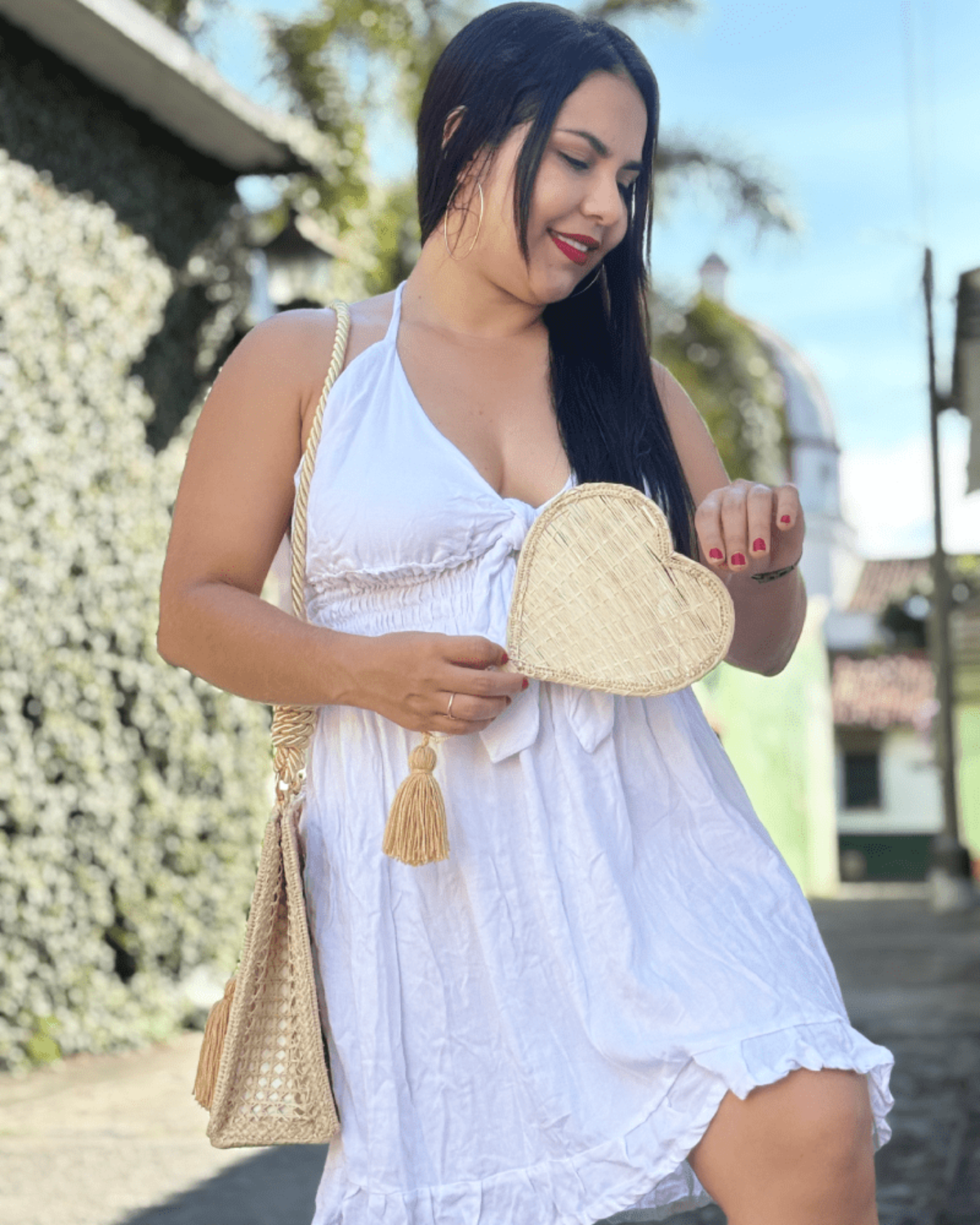 Abanico con borla beige elaborado en palma de iraca con forma de corazón color beige