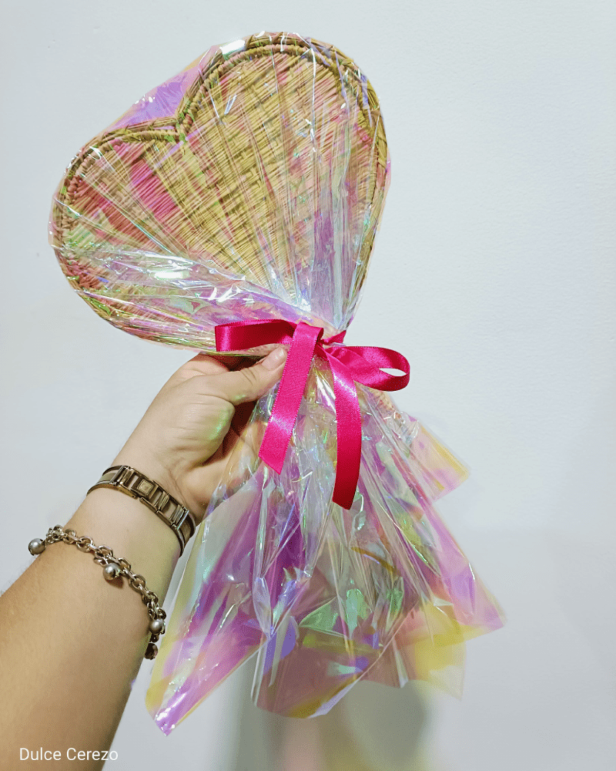 Abanico elaborado en palma de iraca con forma de corazón color beige