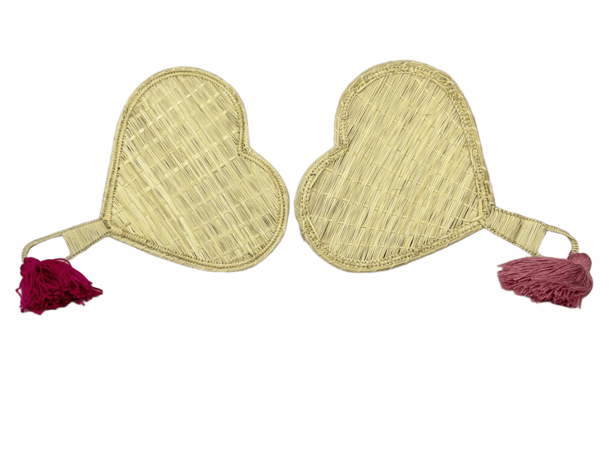 Abanicos elaborado en palma de iraca con borlas en forma de corazón