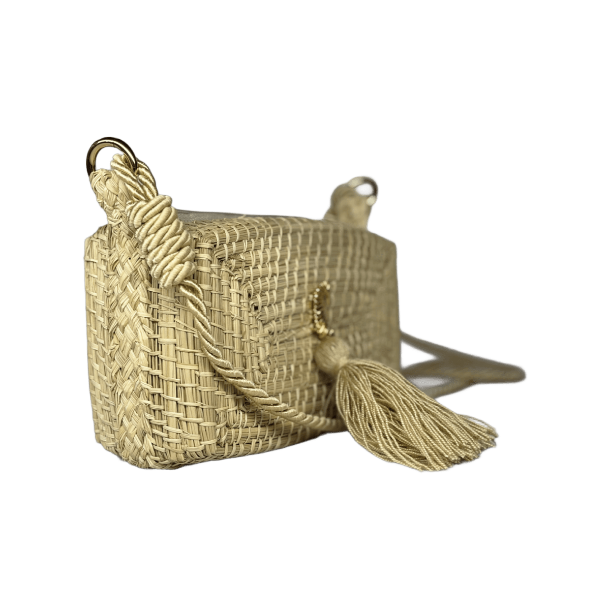 Carriel de perfil elaborada en palma de iraca figura rectangulo con lazo y borla color beige