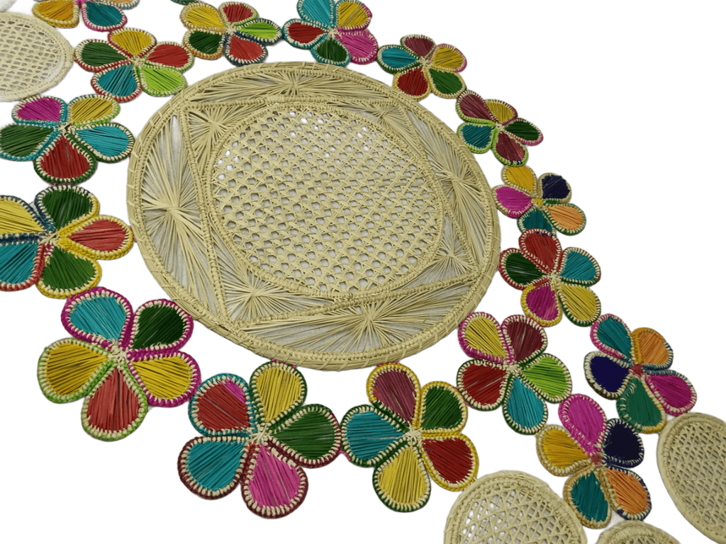 Centro de mesa elaborado en palma de iraca con figuras coloridas