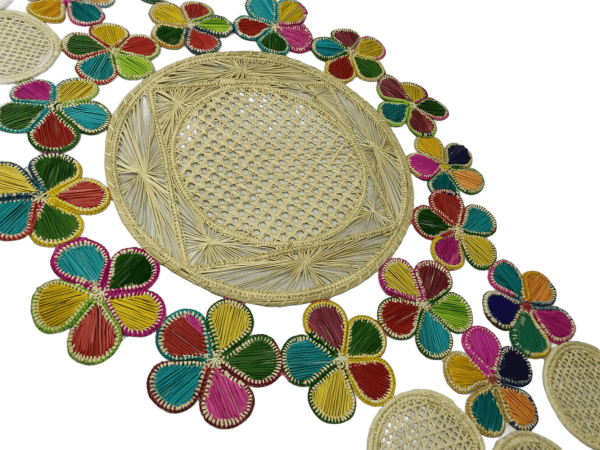 Centro de mesa elaborado en palma de iraca con figuras coloridas