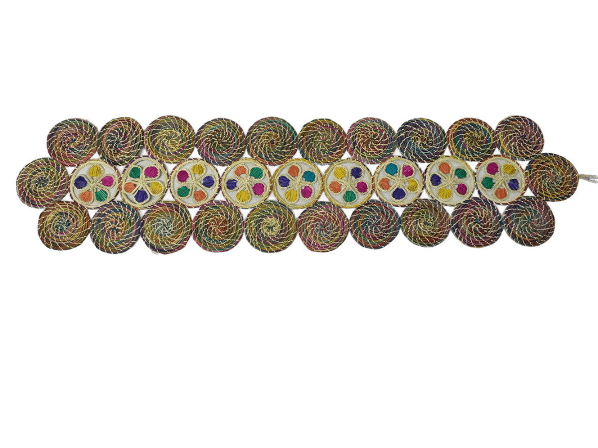 Centro de mesa elaborado en palma de iraca con figuras coloridas