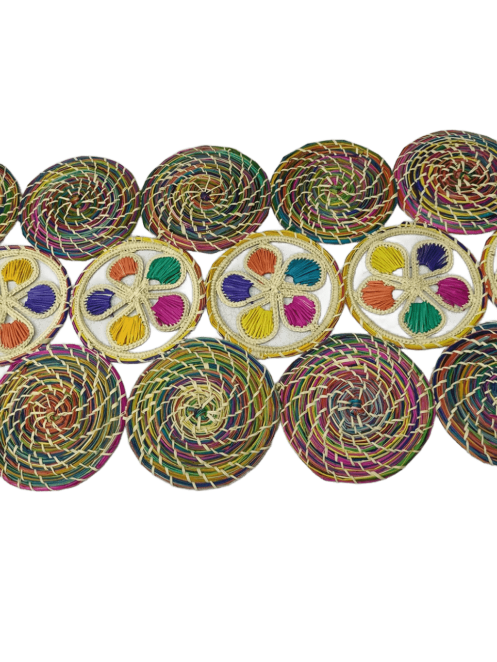 Centro de mesa elaborado en palma de iraca con figuras coloridas