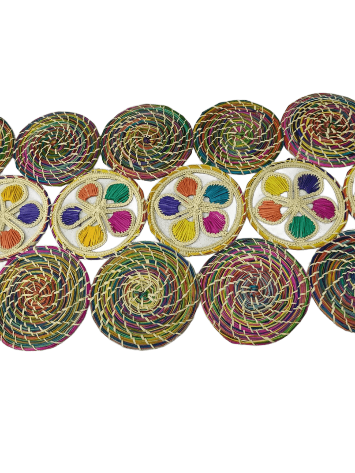 Centro de mesa elaborado en palma de iraca con figuras coloridas