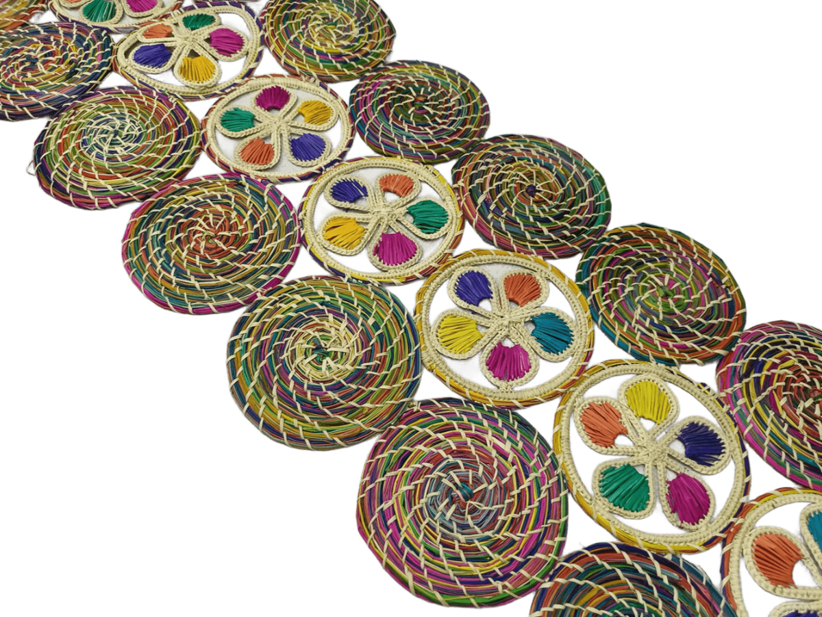 Centro de mesa elaborado en palma de iraca con figuras coloridas