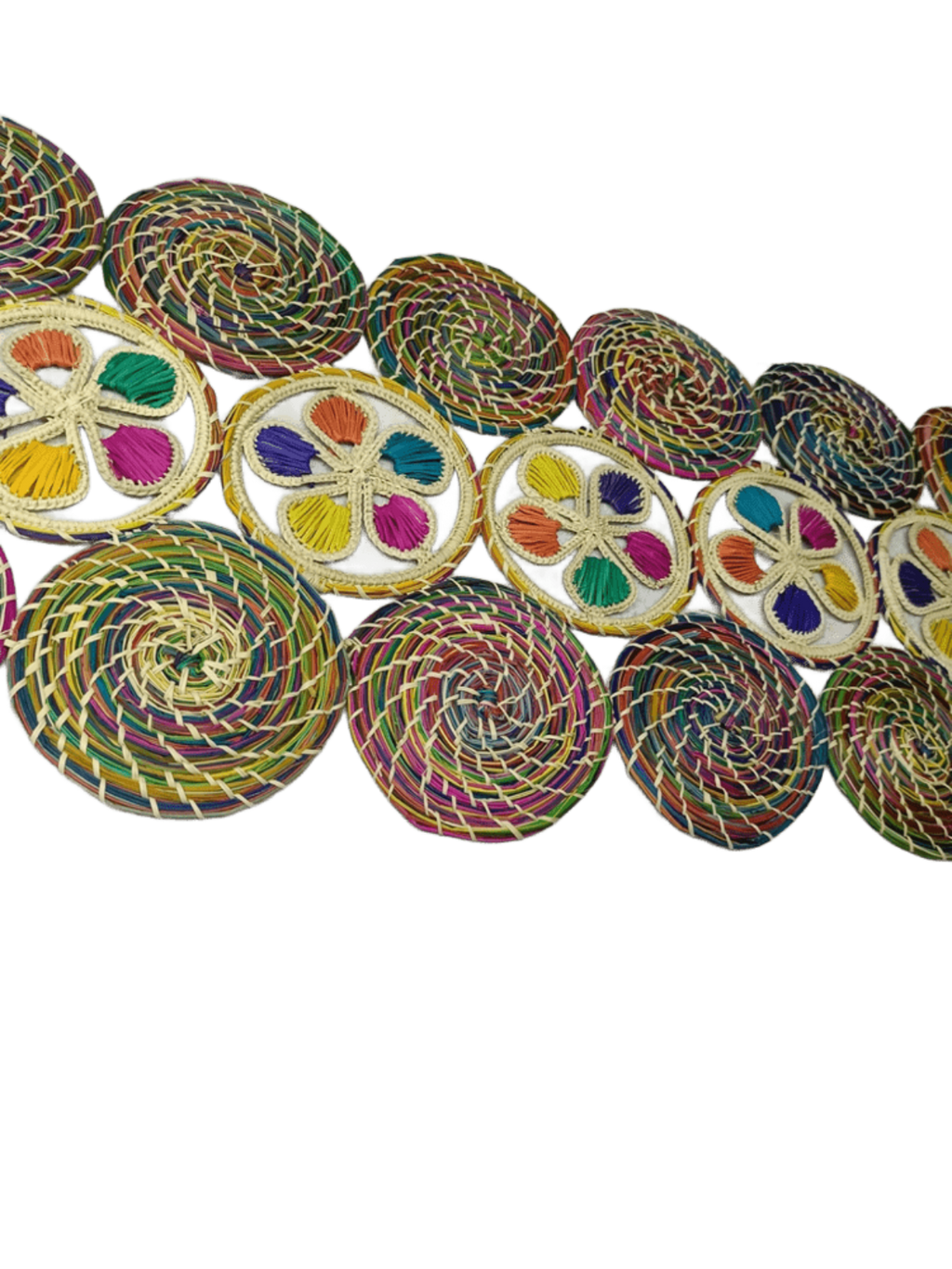 Centro de mesa elaborado en palma de iraca con figuras coloridas