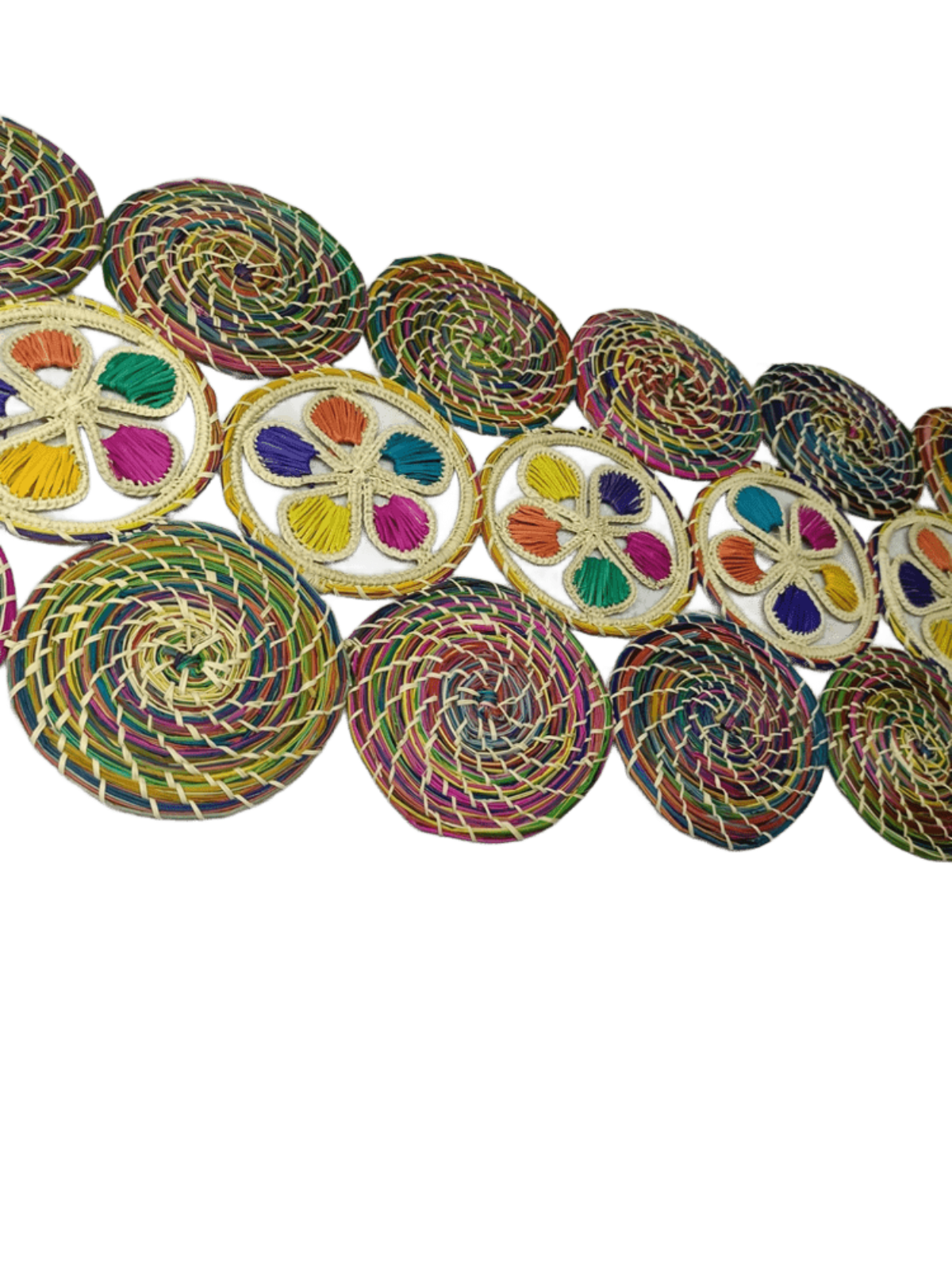 Centro de mesa elaborado en palma de iraca con figuras coloridas