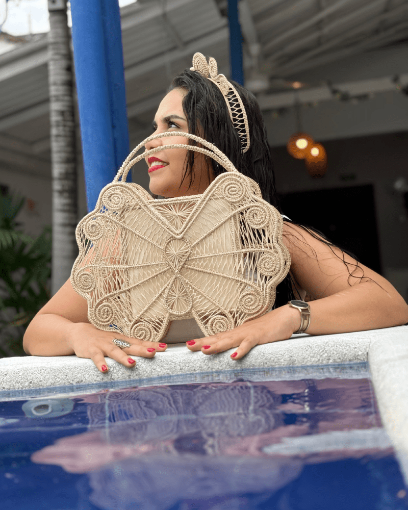 Mujer con cofre grande en forma de mariposa elaborado en palma de iraca