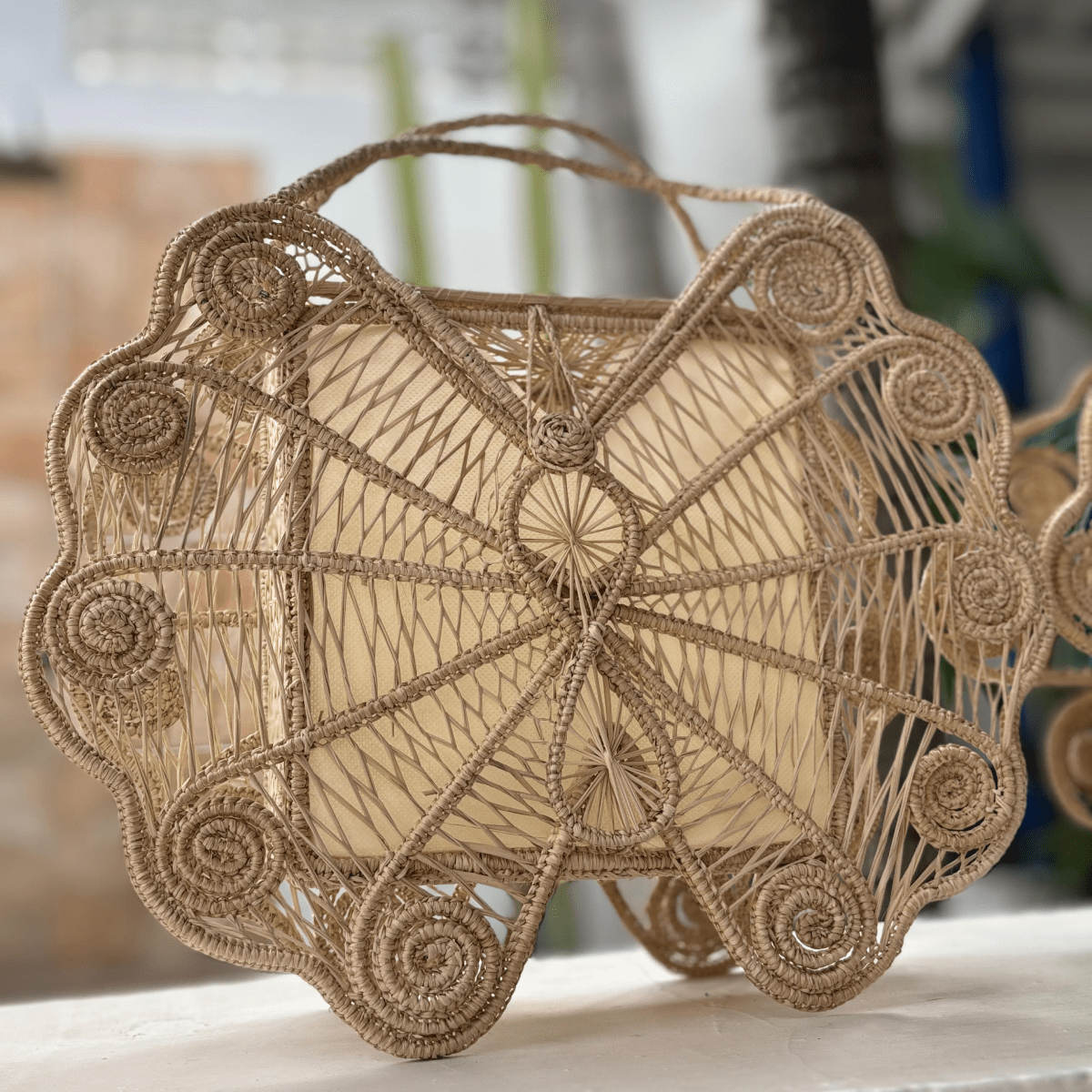 Cofre grande en forma de mariposa elaborado en palma de iraca