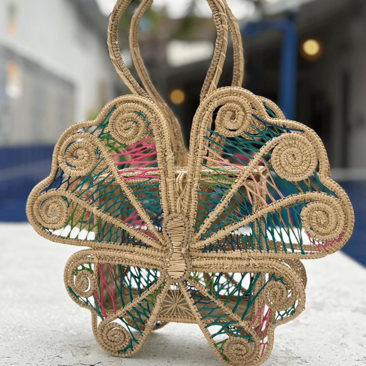 Bolso elaborado en palma de iraca en forma de mariposa colorida