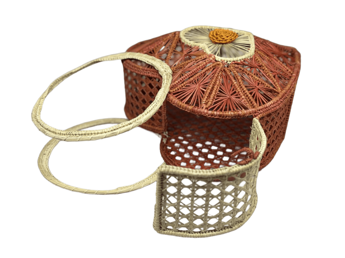 Bolso acostado elaborado en palma de iraca tipo corazón color naranja y aza beige