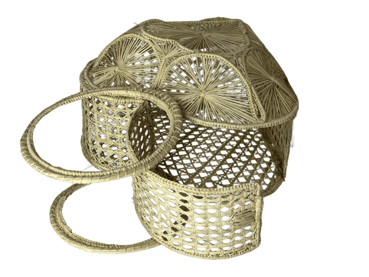 Bolso acostado elaborado en palma de iraca tipo corazón color beige y aza beige