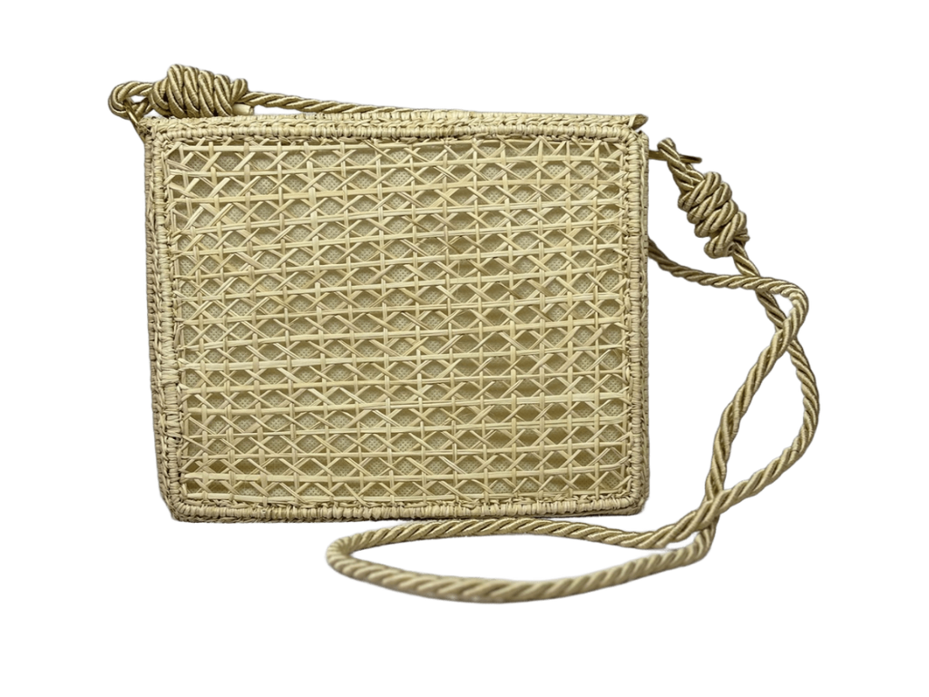 Cofre de espalda elaborado en palma de iraca con tejido tipo membrete color beige y lazo beige