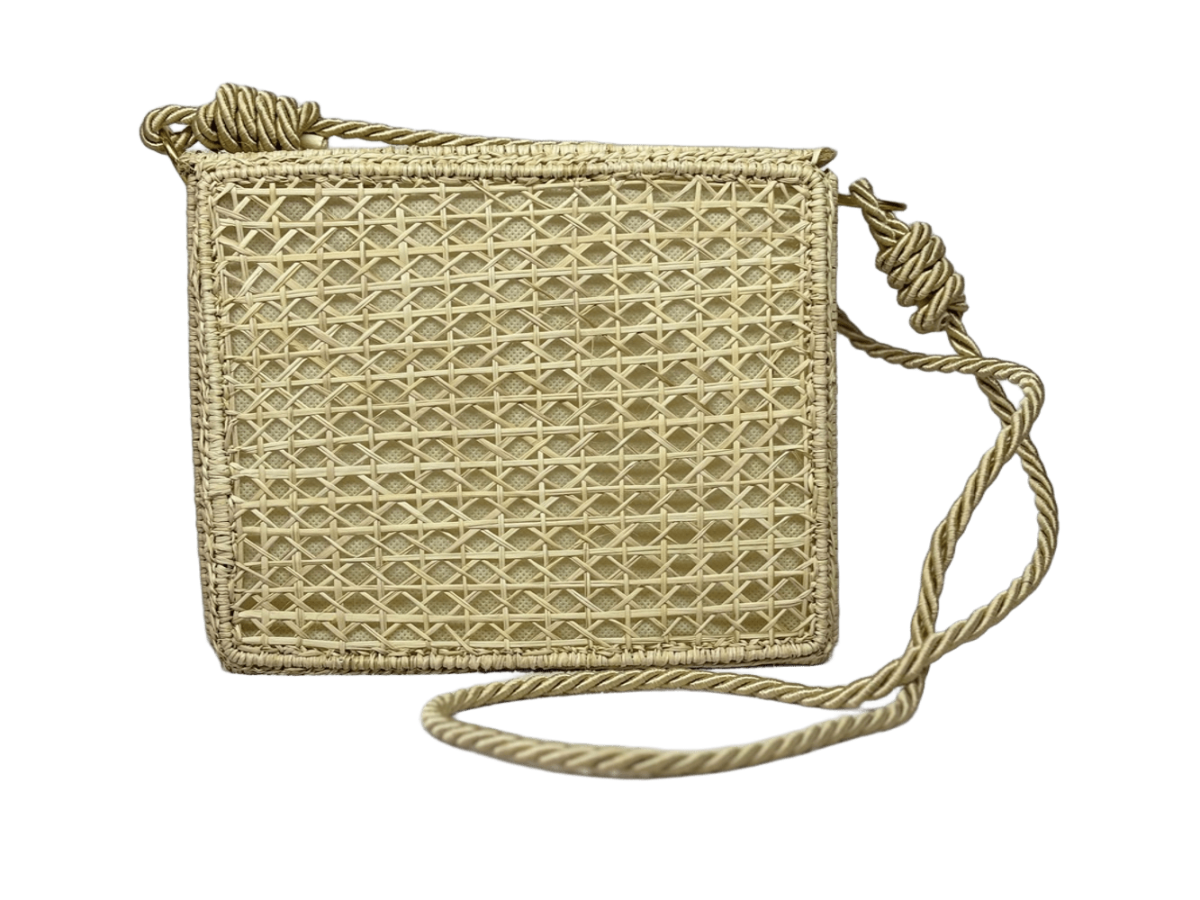 Cofre de espalda elaborado en palma de iraca con tejido tipo membrete color beige y lazo beige