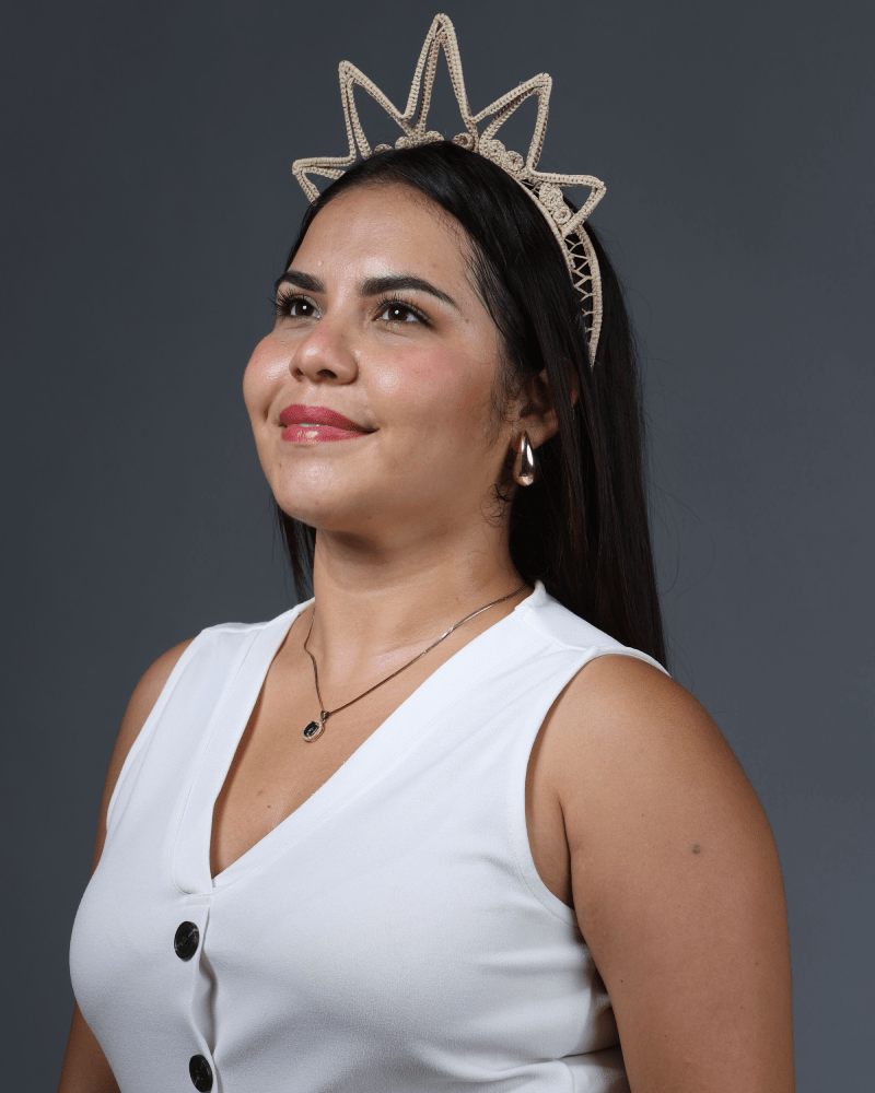 Mujer de perfil con diadema elaborado en palma de iraca