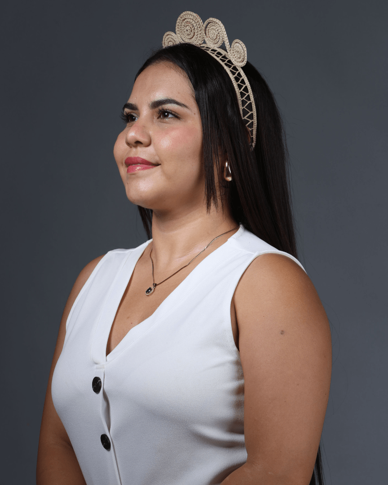 Mujer de perfil con diadema elaborado en palma de iraca
