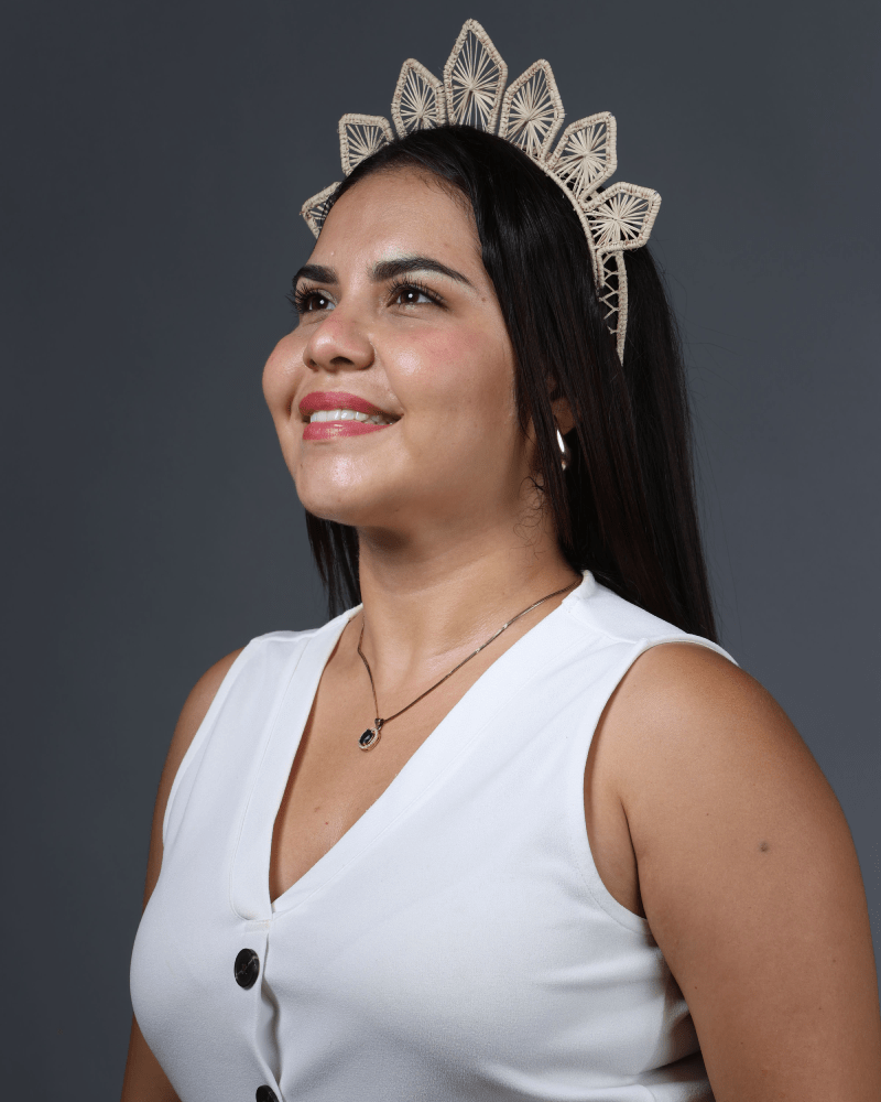 Mujer de perfil con diadema elaborado en palma de iraca