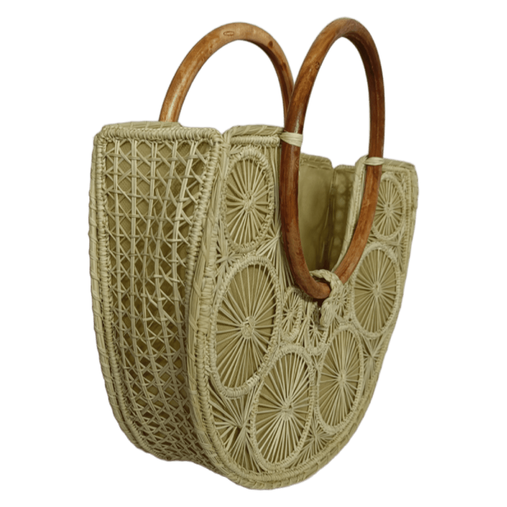 Bolso de perfil elaborado en palma de iraca en forma de media luna con aza de madera
