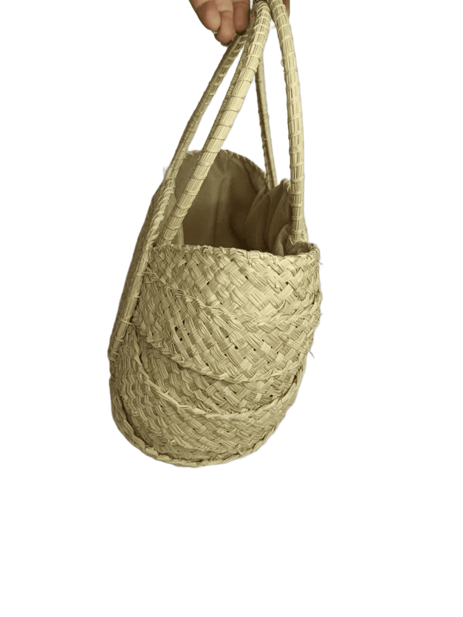 Bolso con herraje de perfil elaborado en palma de iraca tipo media luna estilo caracol