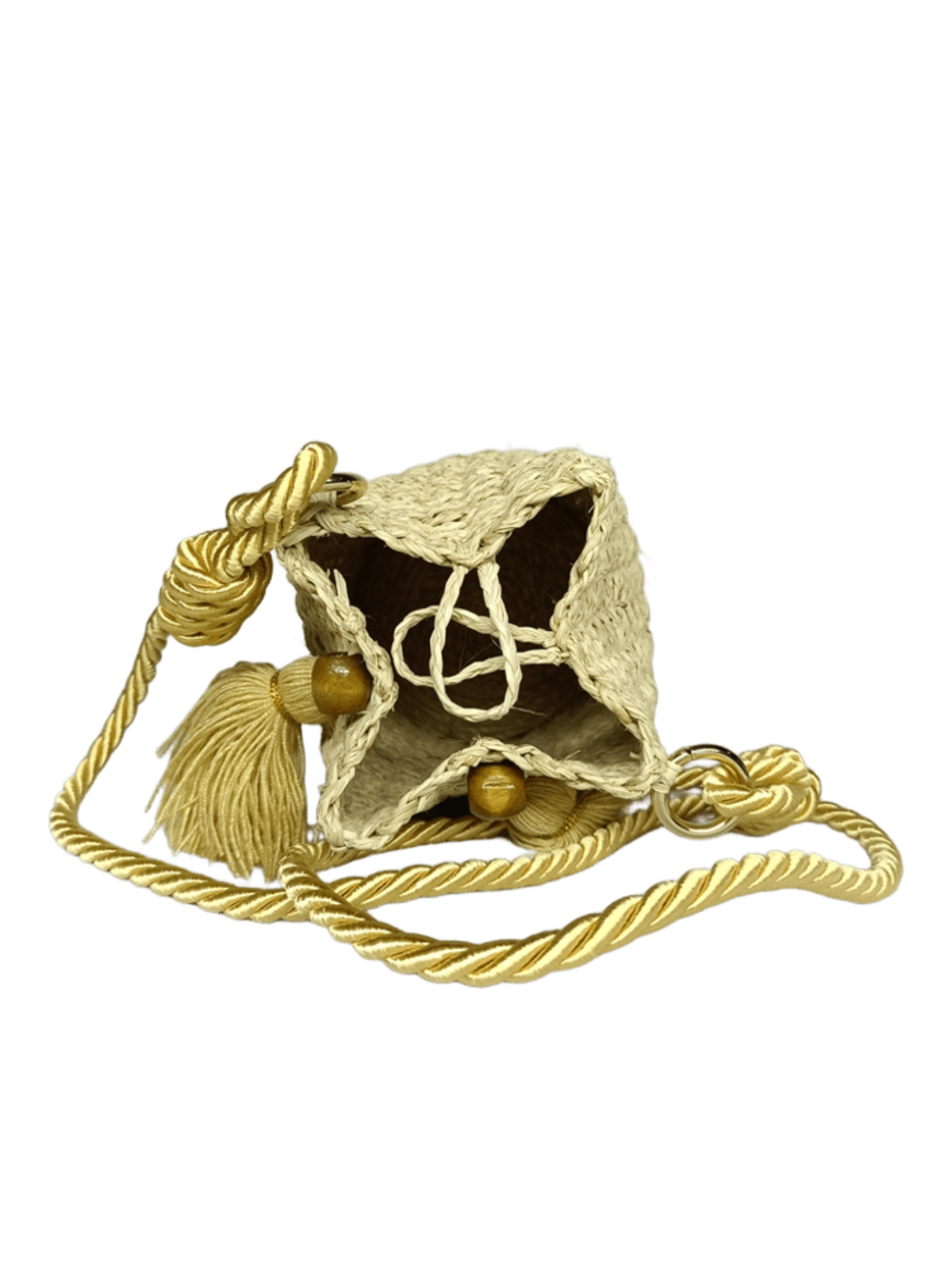 Mochila acostada abierta elaborado en palma de iraca con borlas color beige y lazo beige