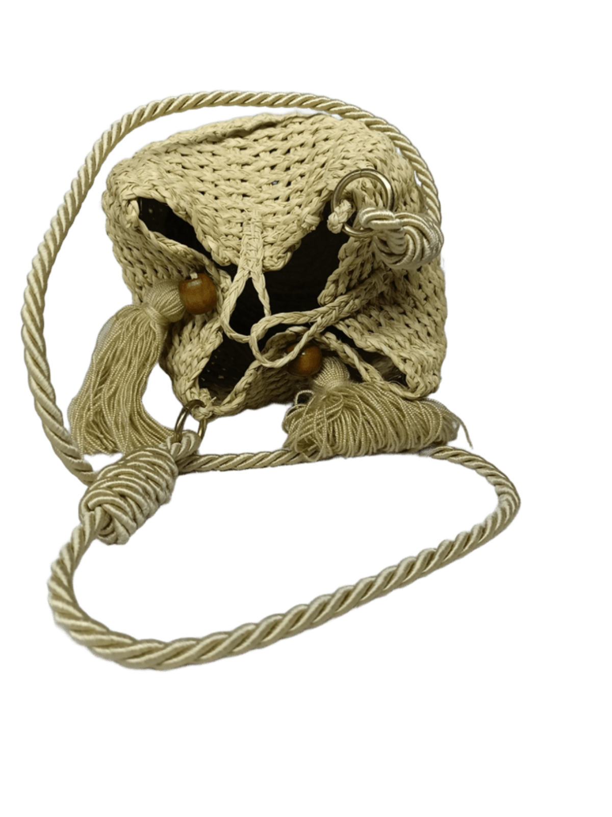 Mochila grande acostada y abierta elaborado en palma de iraca con borlas beige y lazo beige