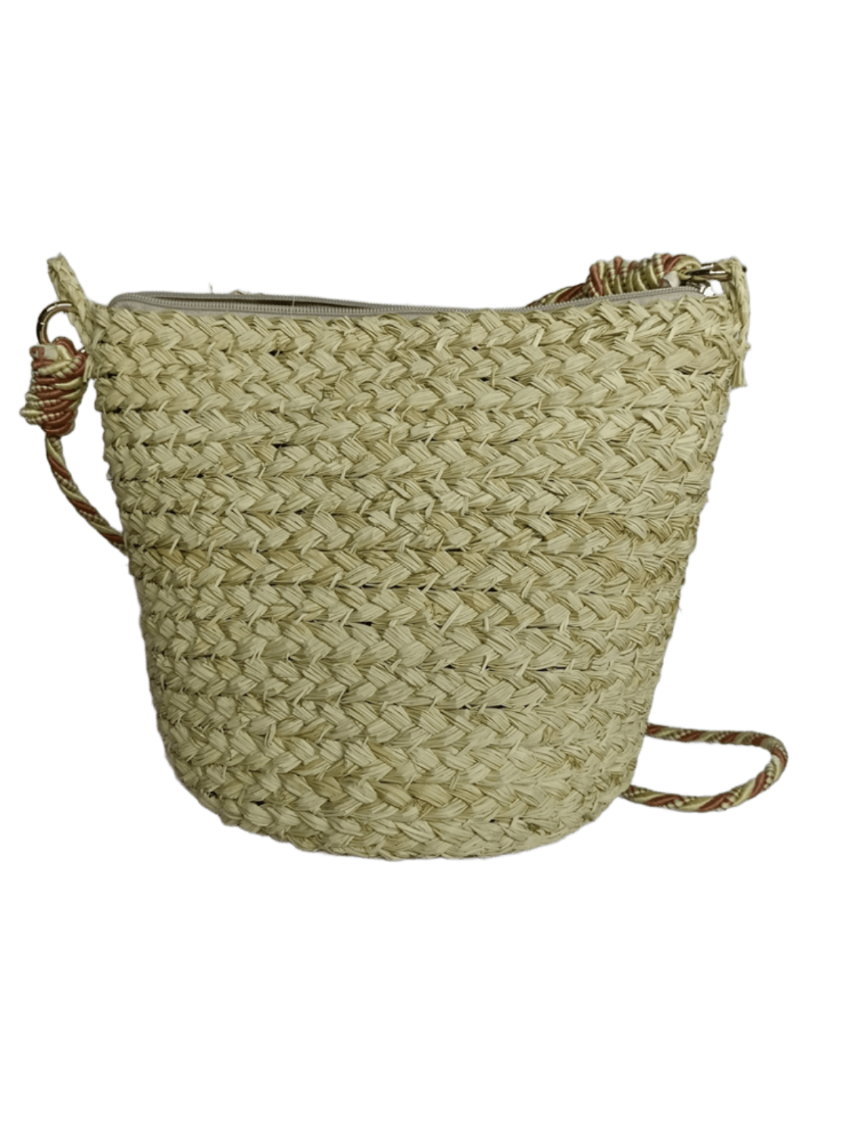 Mochila con cierre de espaldas elaborado en palma de iraca con borla beige y lazo colorido
