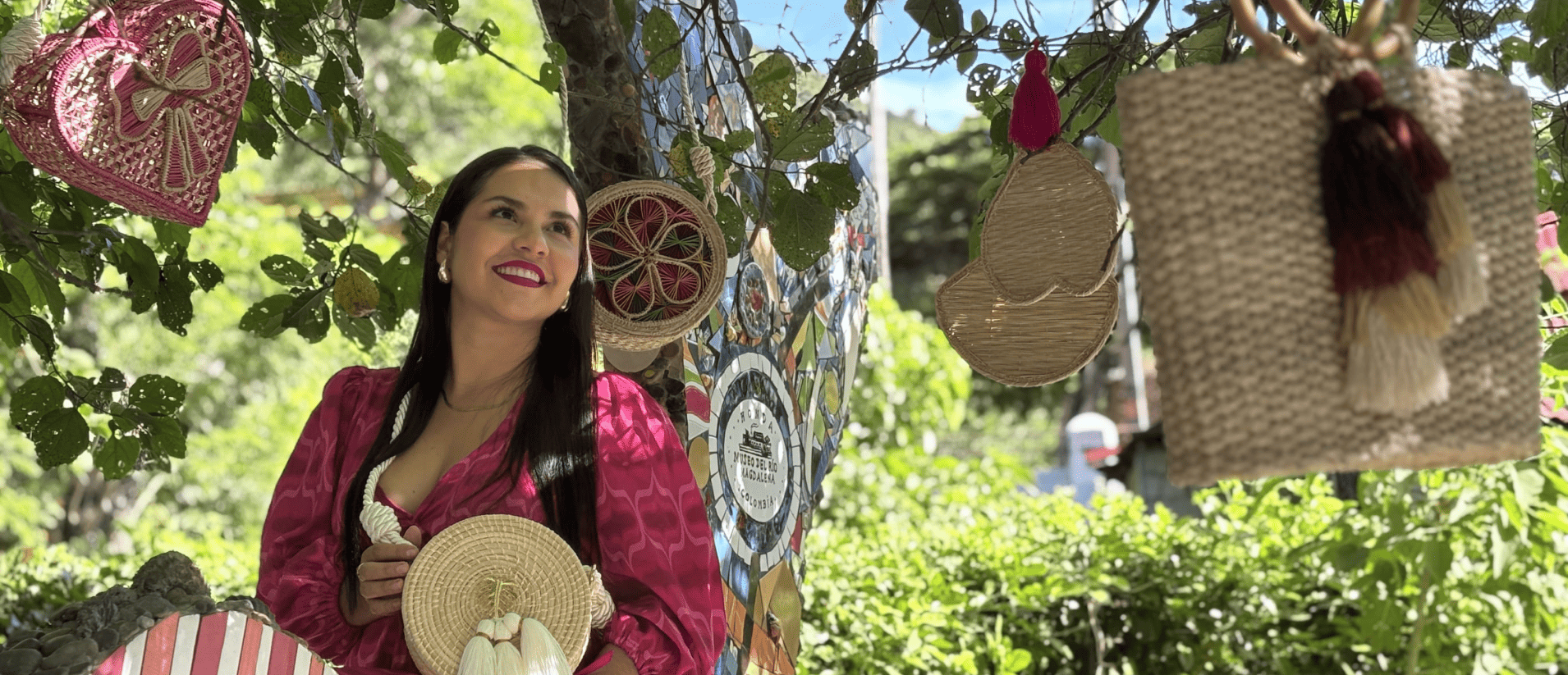 Mujer rodeada de productos elaborados en palma de iraca