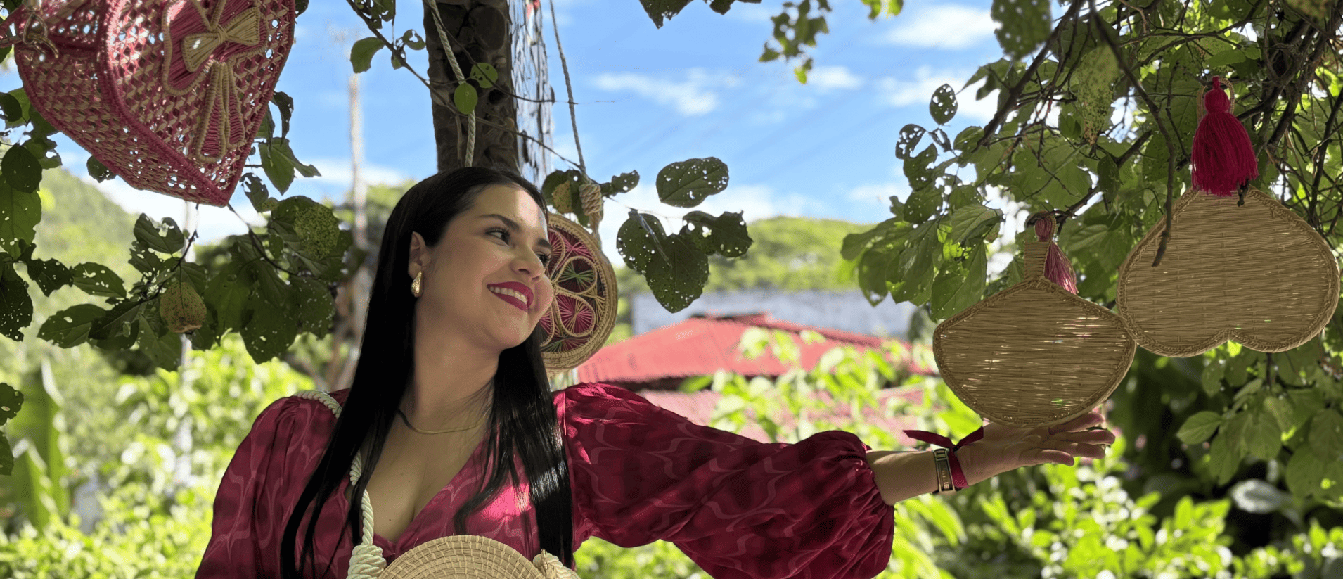 Mujer rodeada de productos elaborados en palma de iraca