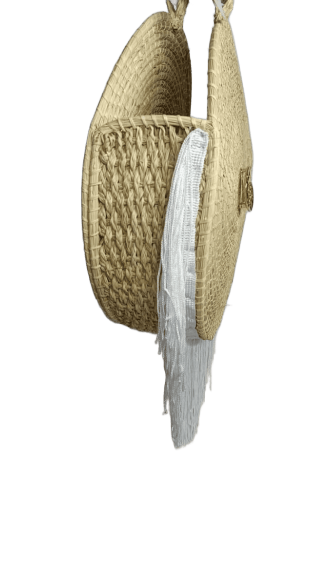 Yoyo redondo de perfil con fleco blanco y herraje caracol elaborado en palma de iraca