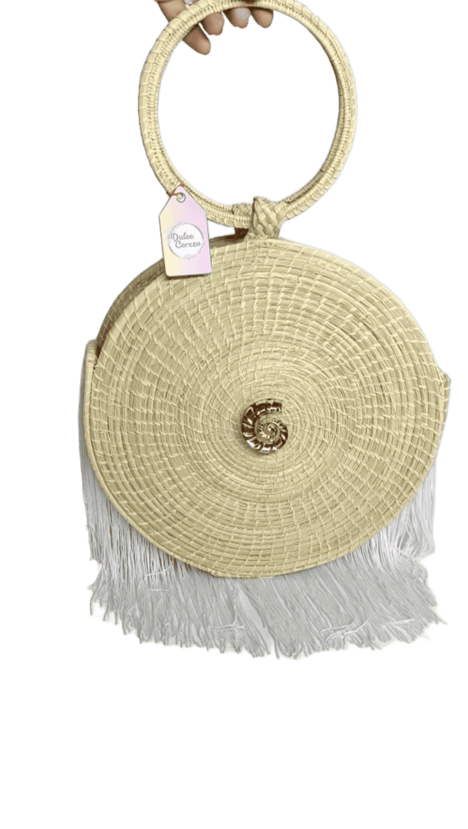 Yoyo redondo con fleco blanco y herraje caracol elaborado en palma de iraca