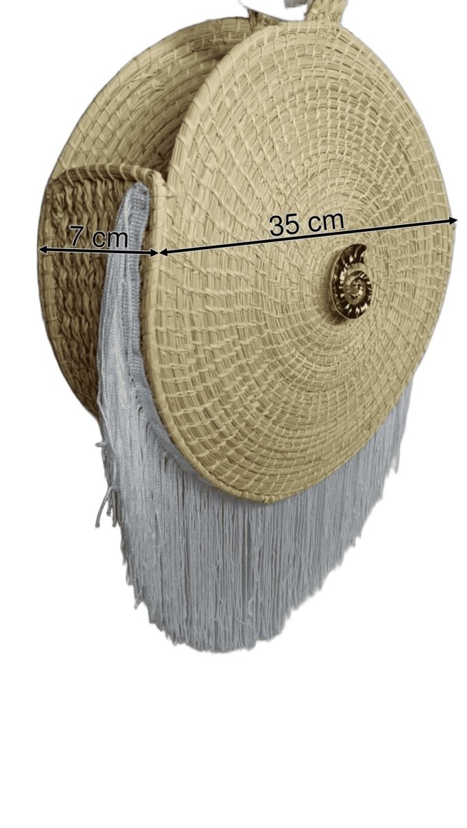 Yoyo redondo de perfil con fleco blanco y herraje caracol elaborado en palma de iraca