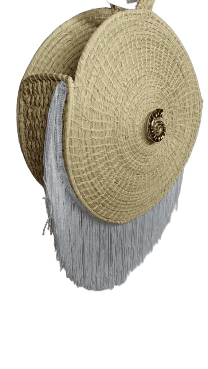 Yoyo redondo de perfil con fleco blanco y herraje caracol elaborado en palma de iraca