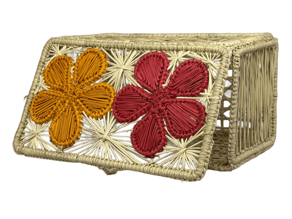 Servilletero rectangular elaborado en palma de iraca con figuras de flores