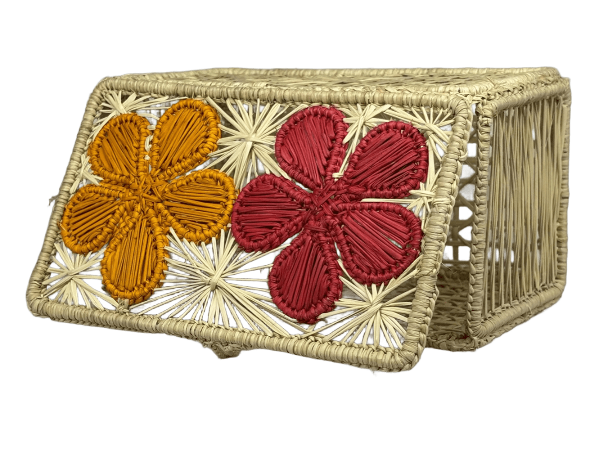 Servilletero rectangular elaborado en palma de iraca con figuras de flores