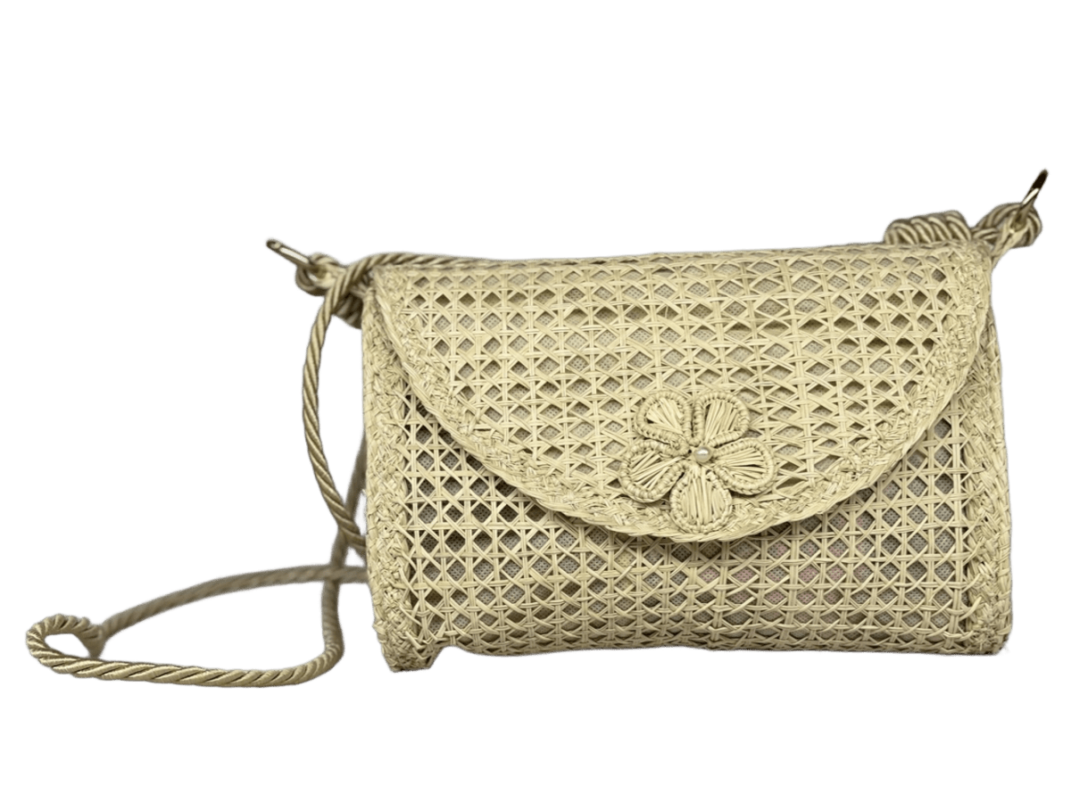 Sobre elaborado en palma de iraca con una flor central color beige