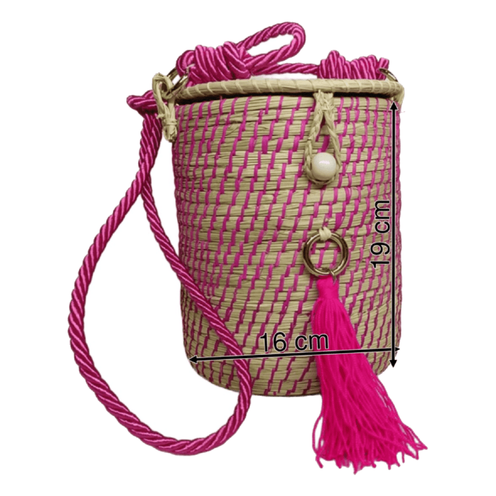 Bolso elaborado en palma de iraca tipo tambor color fucsia, borla fucsia y lazo fucsia