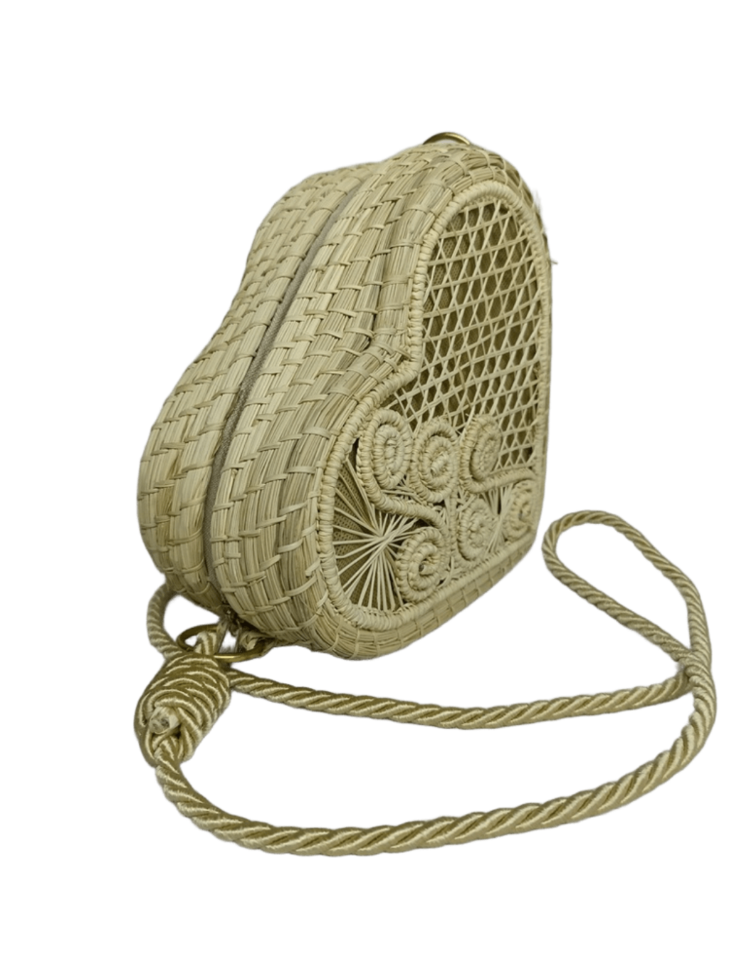 Bolso yoyo de perfil elaborado en palma de iraca en forma de corazón color beige con lazo beige