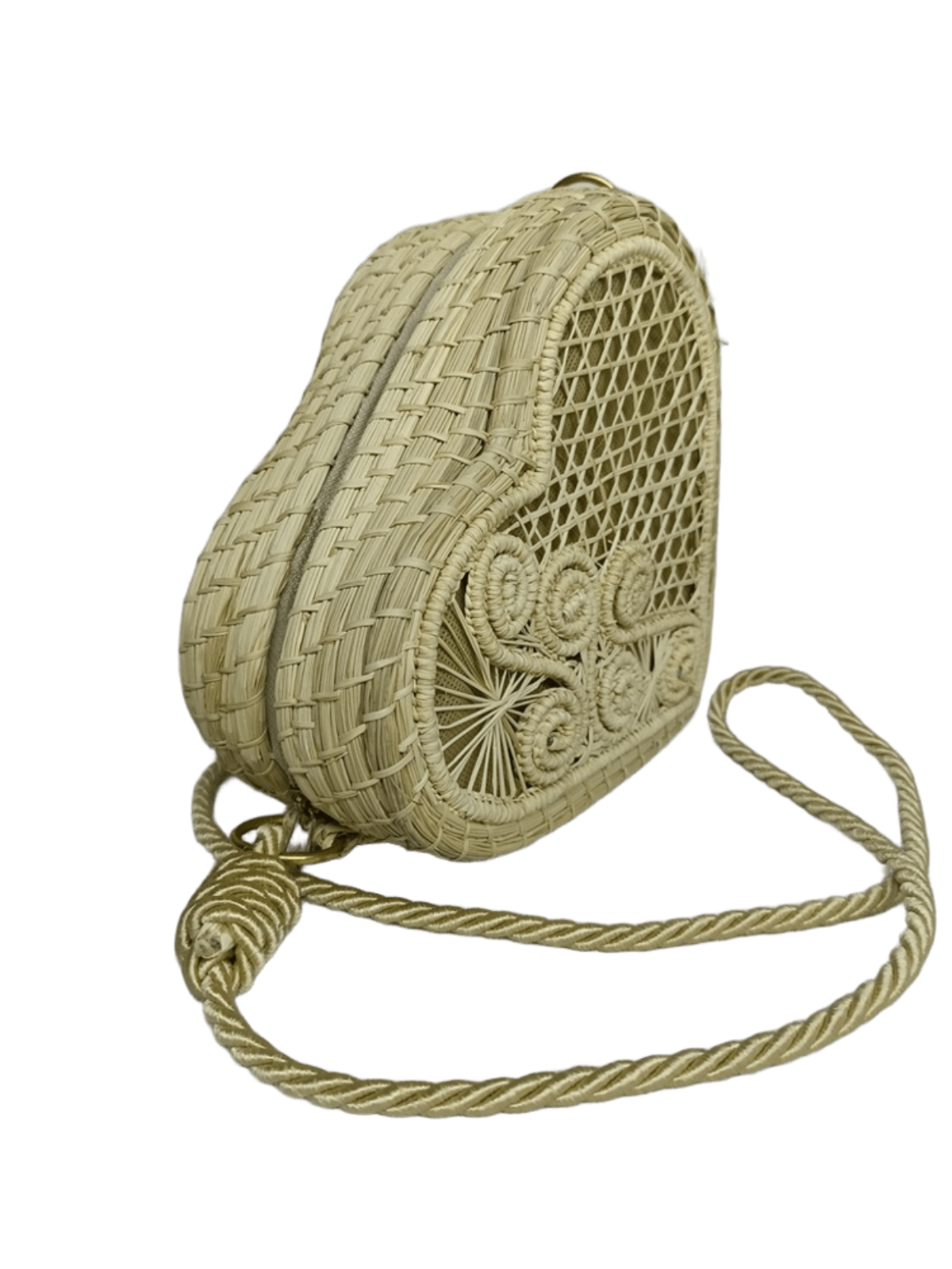 Bolso yoyo de perfil elaborado en palma de iraca en forma de corazón color beige con lazo beige