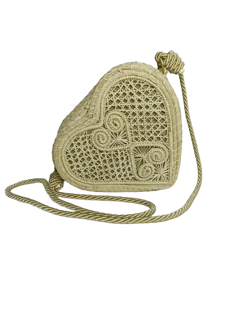 Bolso yoyo elaborado en palma de iraca en forma de corazón color beige con lazo beige