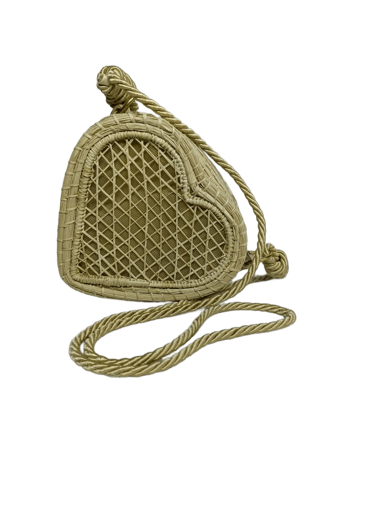 Bolso yoyo de espaldas elaborado en palma de iraca en forma de corazón color beige con lazo beige