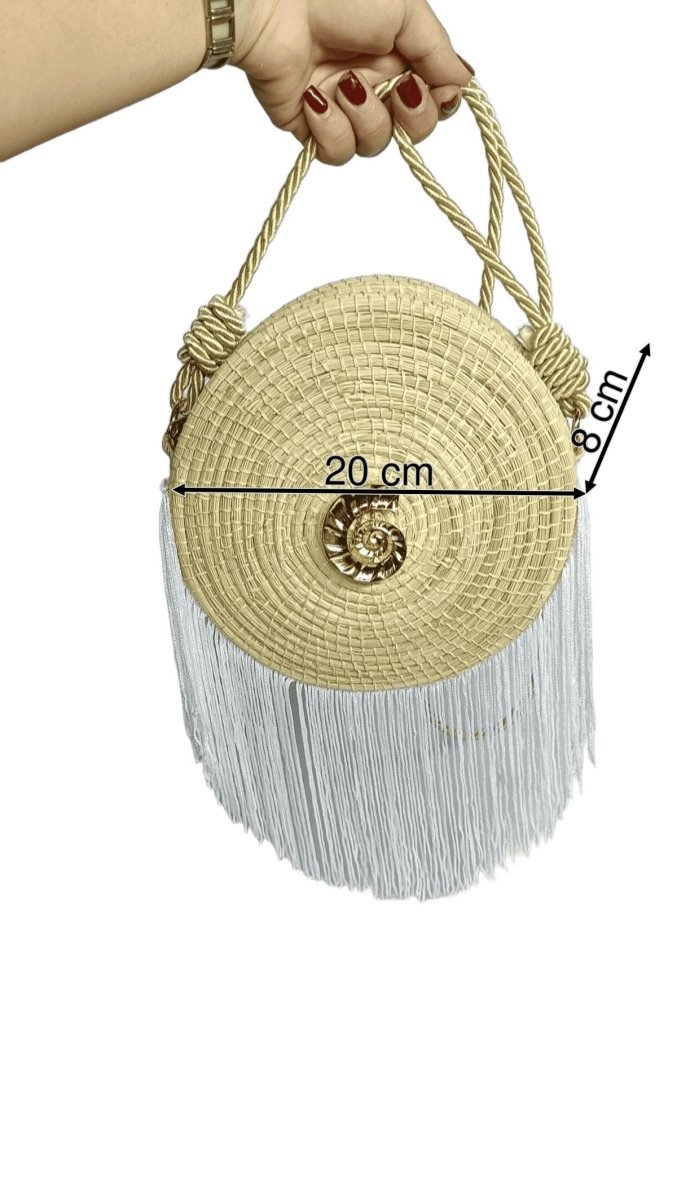 Bolso yoyo redondo en palma de iraca liso con herraje y fleco blanco