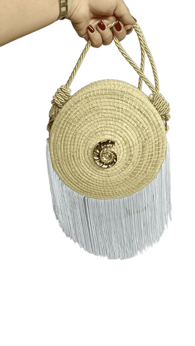 Bolso yoyo redondo en palma de iraca liso con herraje y fleco blanco