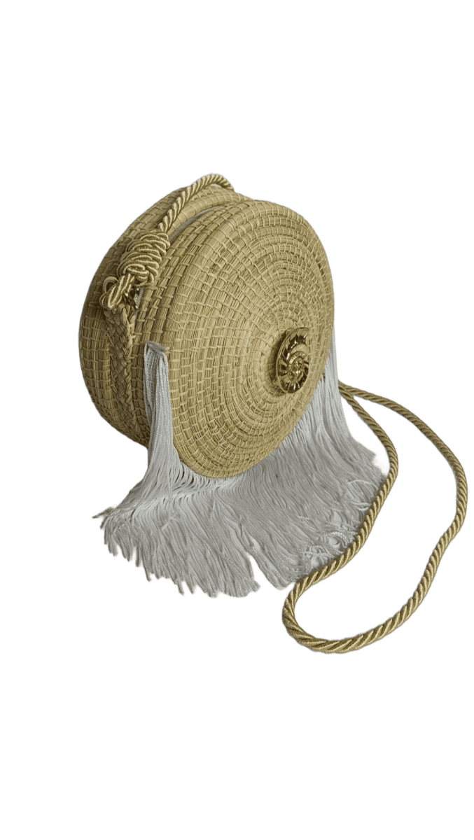Bolso yoyo redondo de perfil en palma de iraca liso con herraje y fleco blanco