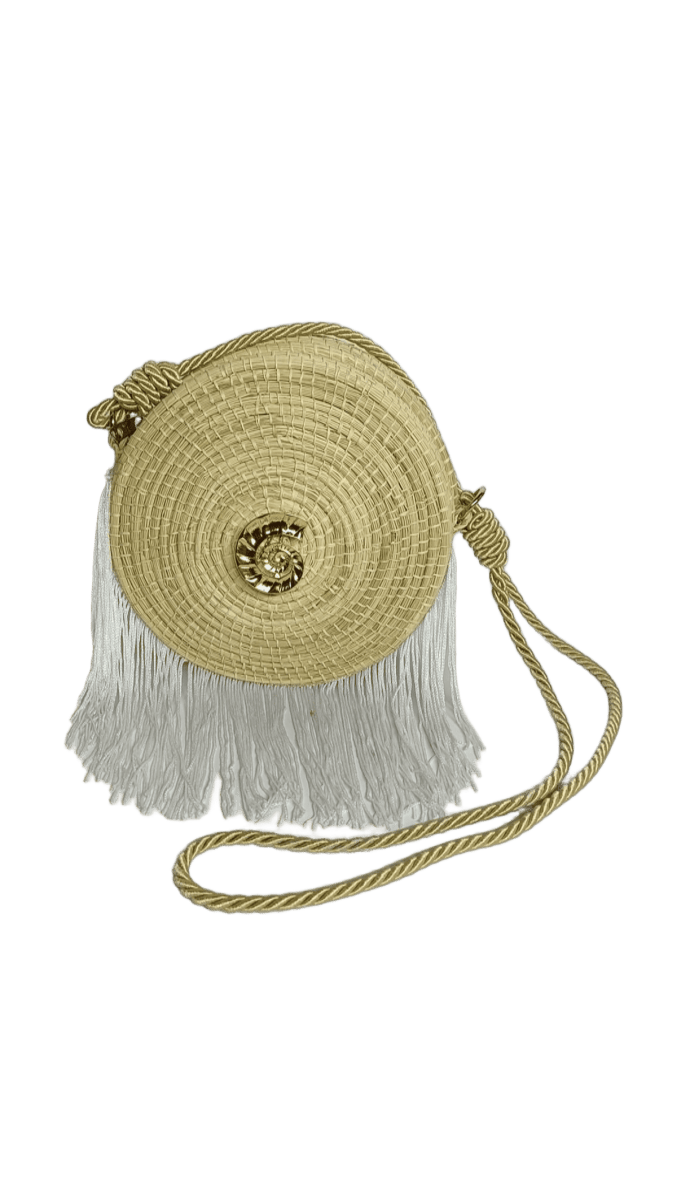 Bolso yoyo redondo en palma de iraca liso con herraje y fleco blanco