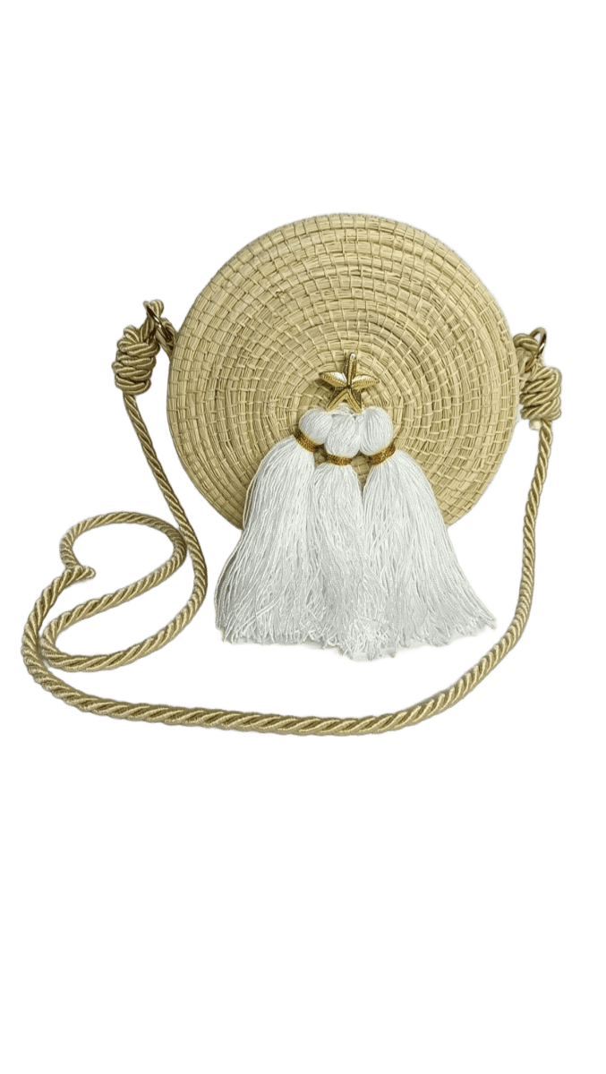 Bolso yoyo redondo en palma de iraca liso con herraje, borlas color blanco y lazo color blanco