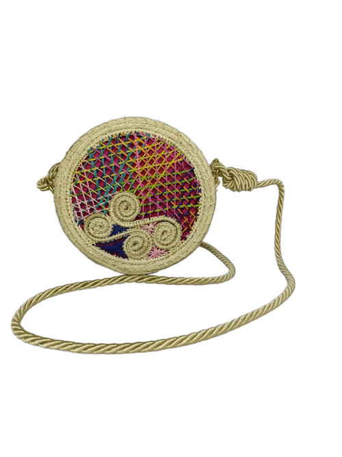 Bolso yoyo redondo en palma de iraca con tejido colorido, figuras en forma de caracoles y lazo beige