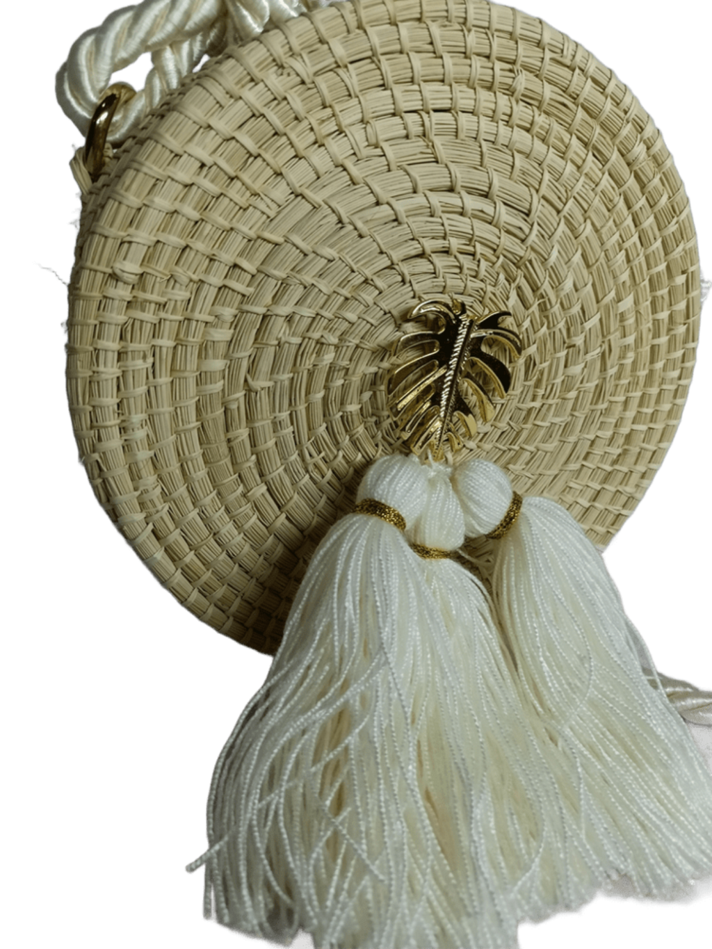 Bolso yoyo redondo en palma de iraca liso con herraje, borlas color blanco y lazo color blanco